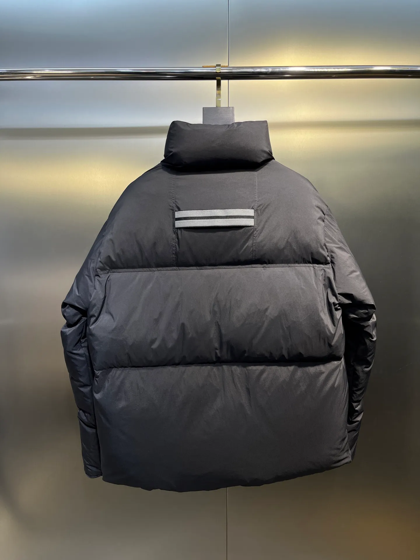 P800 Canada gooes】Large Goose Sleeve Stand Collar Down Jacket The Lawrence Down Jacket provides essential protection for everyday adventures. Delicately soft fabric, this is a water-repellent fabric that is soft to the touch yet durable. Filled with extremely fluffy white duck down. This piece has a quilted body and structured down. Padded collar and reflective double-stripe grip tape. Extended hem and tucked-in inner rib-knit cuffs.  Size: XS-2XL
